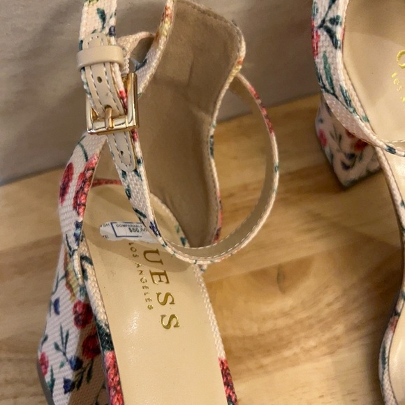 Guess Floral Print High Heels With A Slingback And a Platform Sole. - Picture 6 of 11
